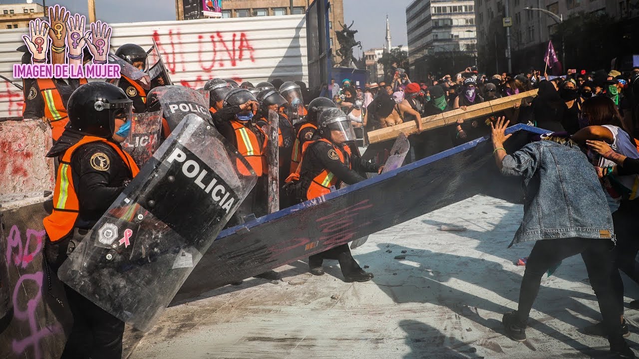 Encapuchadas se enfrentan a policías en cercanías de Bellas Artes