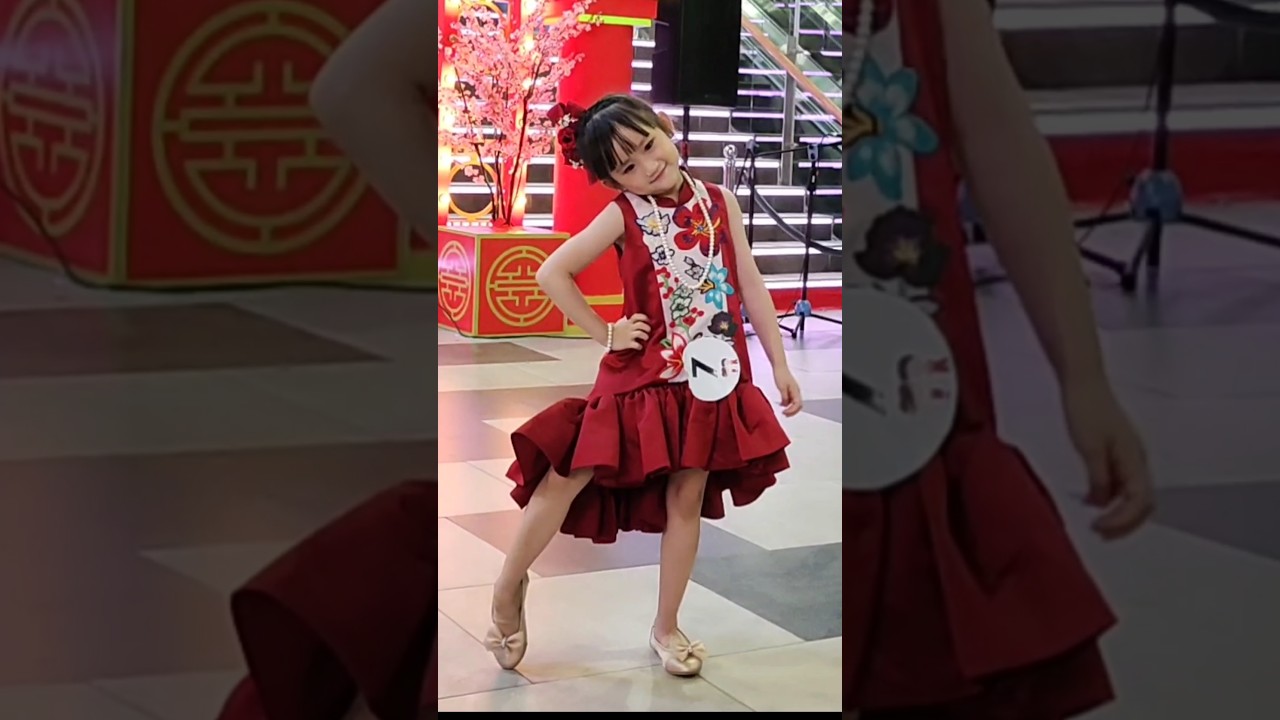 Elegant Kids Traditional Chinese Dress Fashion Show &ndash; Stunning Cultural Styles on the Runway