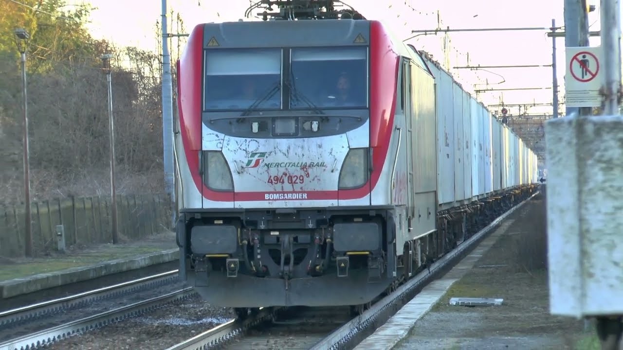 Incrocio di treni merci BLS Cargo E486.503 e Bombardier E494 029 alla stazione di Vignale (No)