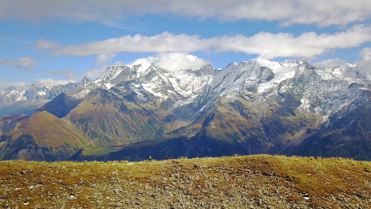Trail face au Mont Blanc, sur la cr&ecirc;te du Mont Joly, film&eacute; en 4k au drone DJI Mavic Pro