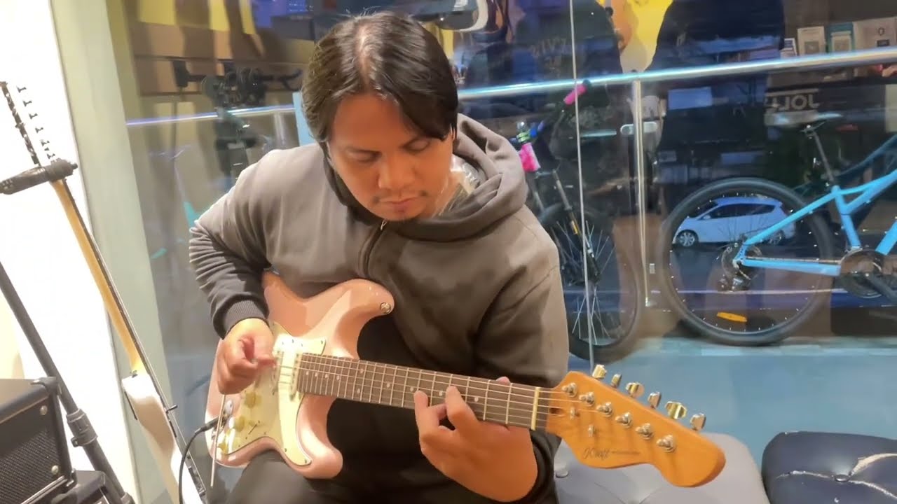 Jolly Music Cubao / J craft les paul  / AEON headless guitar