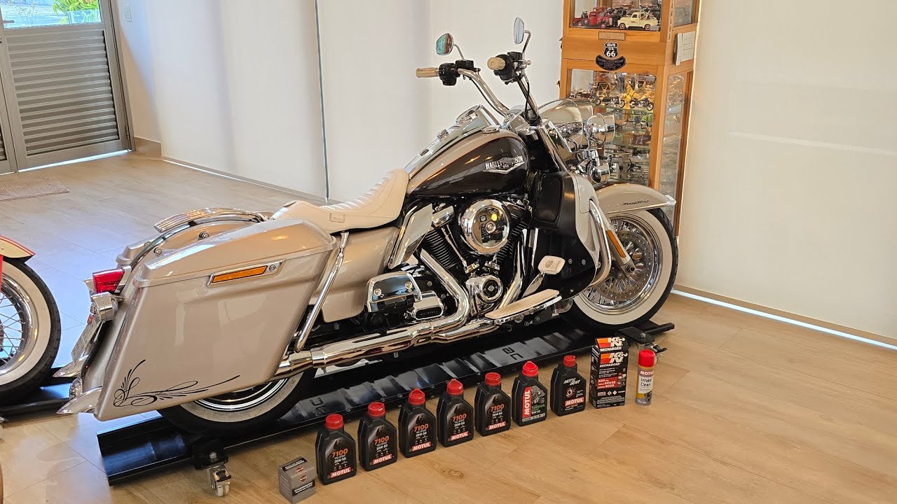 Troca de óleo, limpeza do filtro de ar K&N e descarbonização do TBI na Harley-Davidson Road King. 