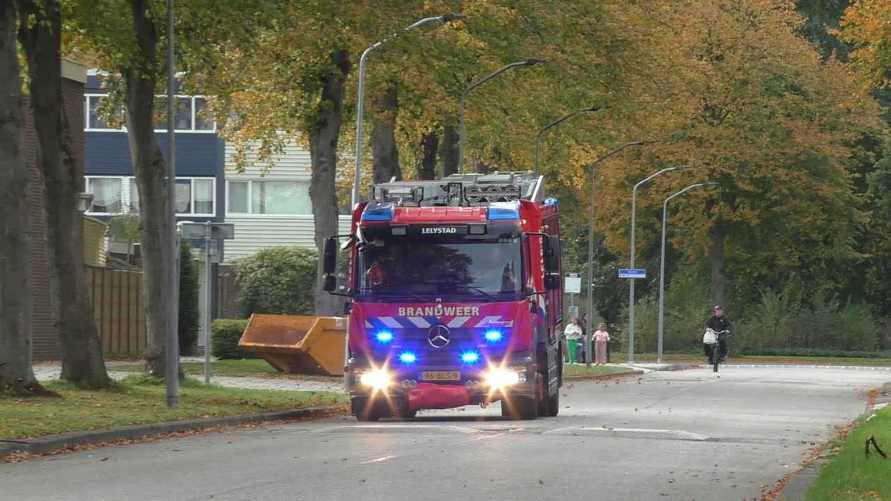 Brandweer en Politie Lelystad komen met spoed aan voor een schuurbrand in Lelystad 25-5131