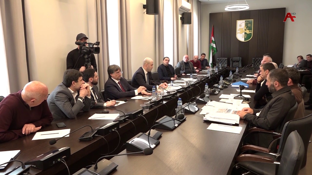 Аҟәа амшын  аҧшаҳәаҿы иаарҧшын актәи-аҧшьбатәи ашәышықәсақәа ирыҵаркуа артефакт ҿыцқәа