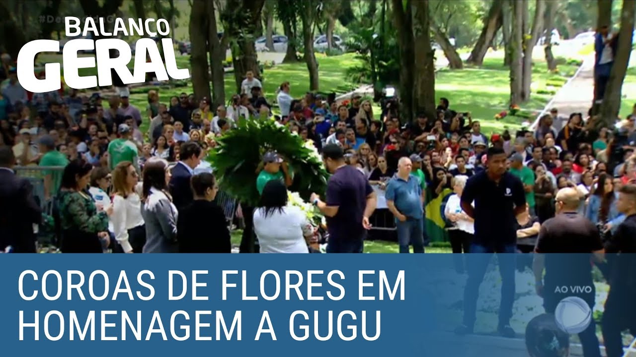 Coroas de flores em homenagem a Gugu tomam conta do Cemitério Gethsêmani