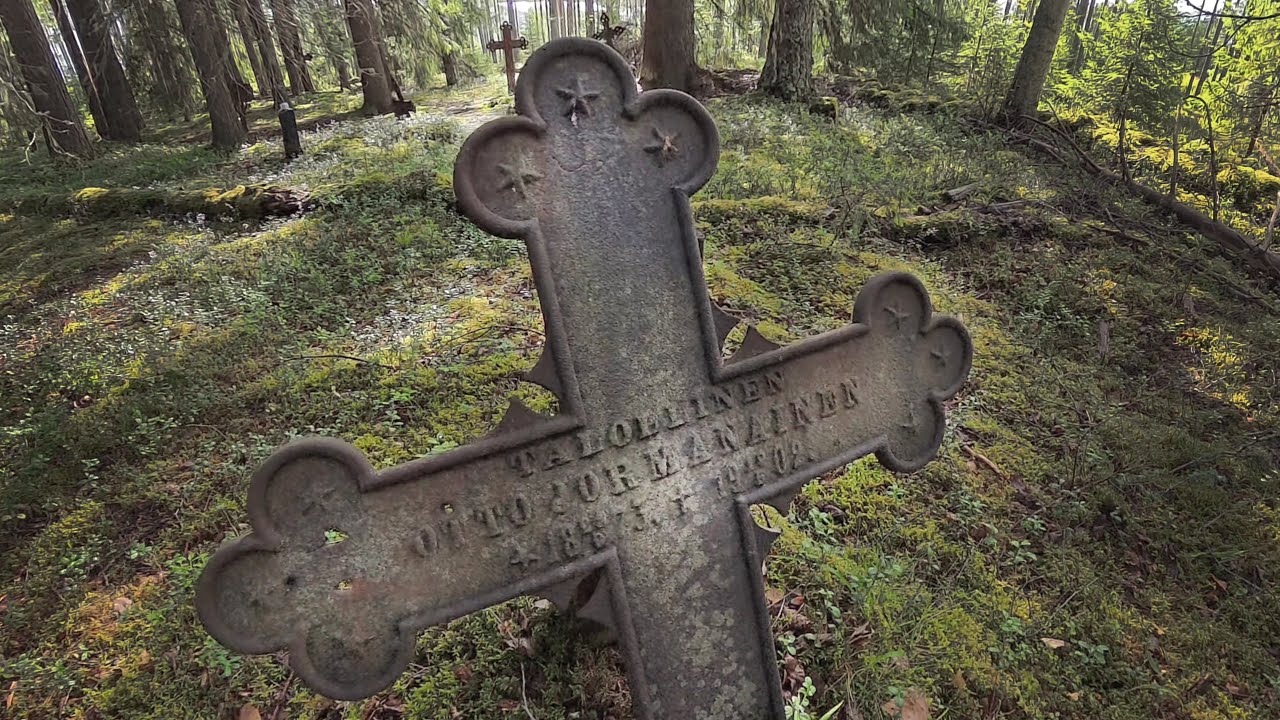 Vaikuttava Kiihtelysvaaran vanha kalmisto. | Active old cemetery of Kiihtelysvaara.