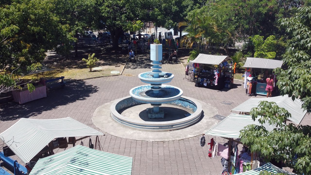Voo sobre a Ribeira, Ilha do Governador em dia de feira.