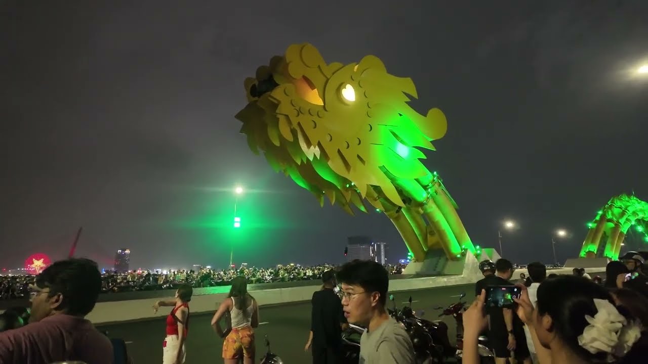 Dragon Bridge over the River Hàn in Da Nang at night, Vietnam 🇻🇳 [ DJI OSMO POCKET 3 - 4K ]