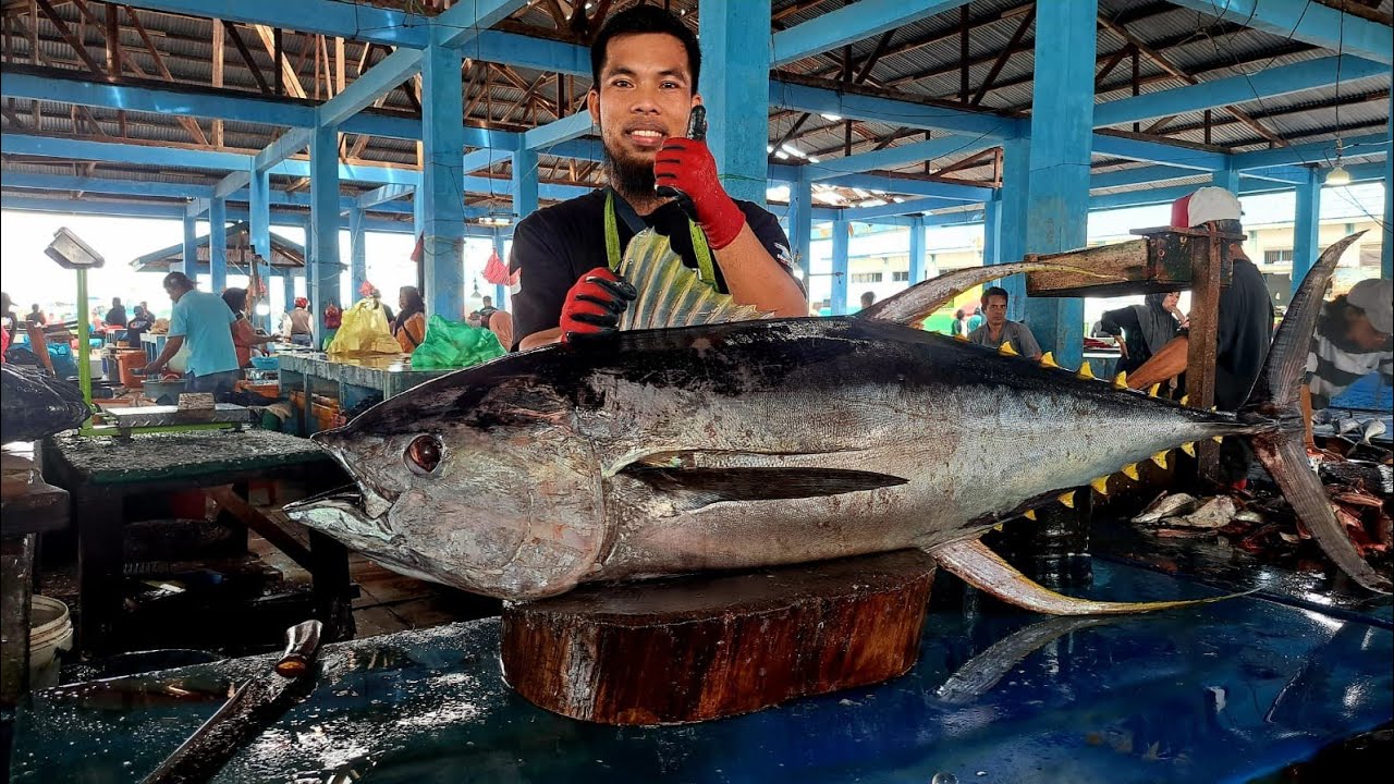 Great skills in mass cutting of Tuna Fish at the Jembatan Puri Fish Market, Sorong City,