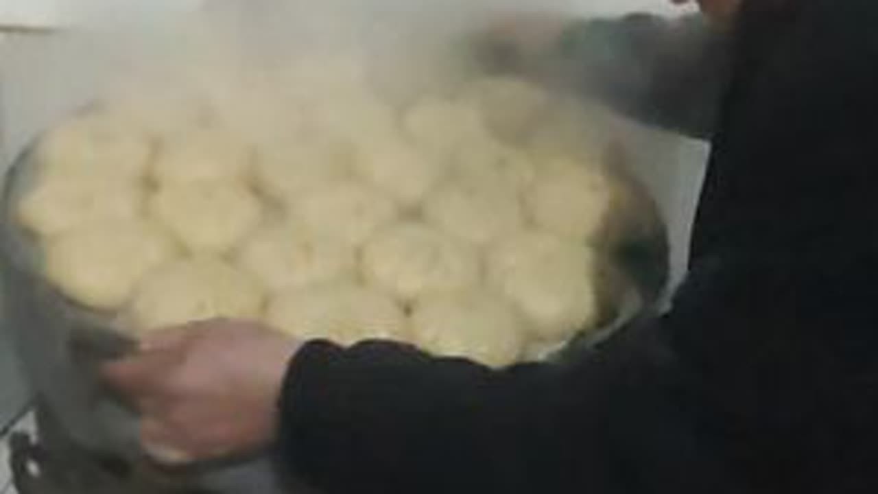 二十八把面发，河南农村过大年！一家人动手做包子，香气十足太好吃了。