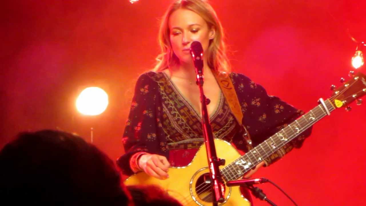 Jewel Sings 