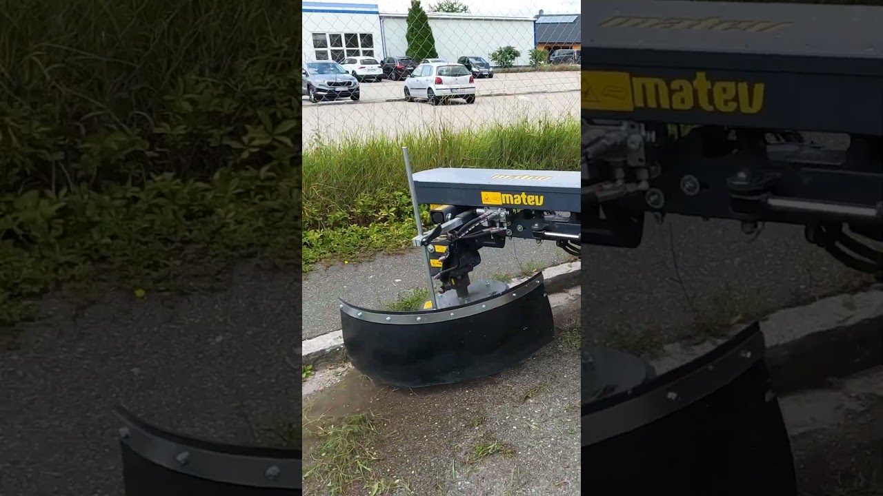 Entdecke die WRM Wildkrautb&uuml;rste am John Deere. #kommunaltechnik #unkraut #anbauger&auml;te