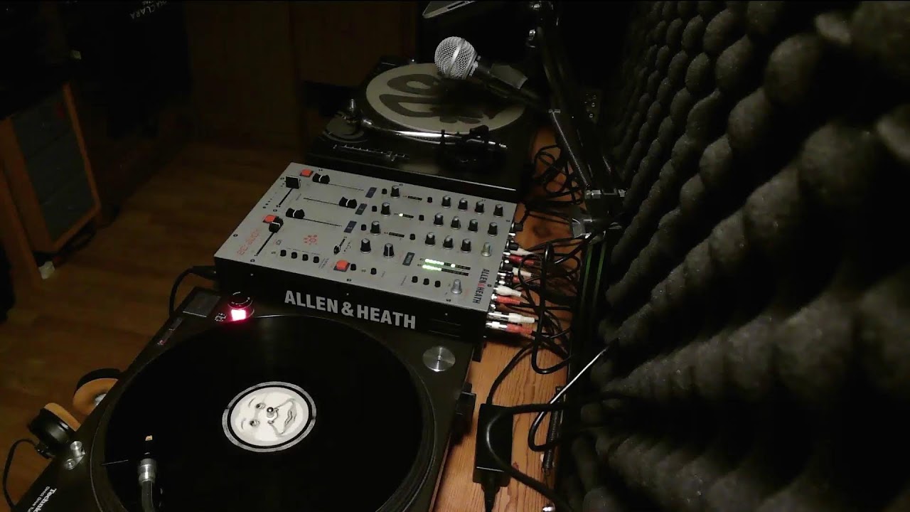 Dj Borrower - Una mula en un sembrado
