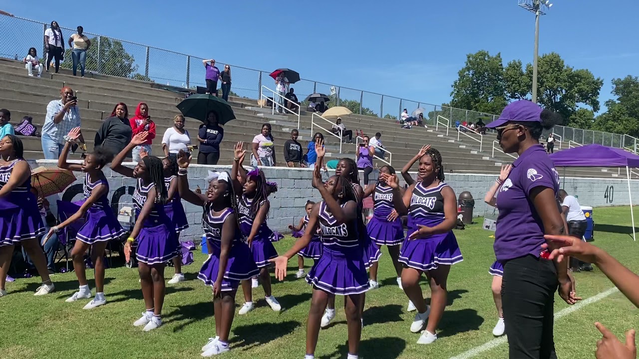 West Wild cats vs hoo  girls cheer battle