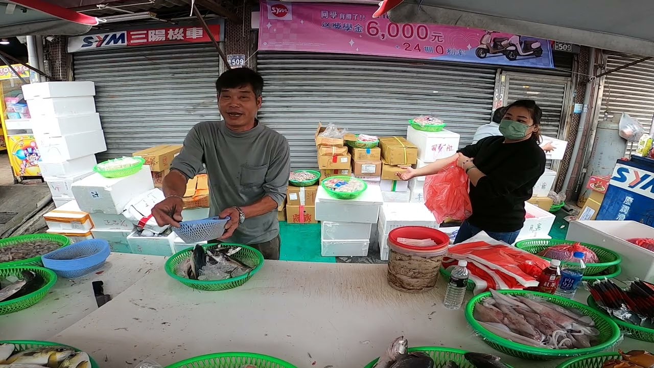 賣了快兩小時 棒棒腿最多人買 有買的大叔全部加碼買一送一 台中太平803中山市場中山路二段509號 台中海鮮大叔 海鮮拍賣 海鮮叫賣  叫賣哥 seafood auction
