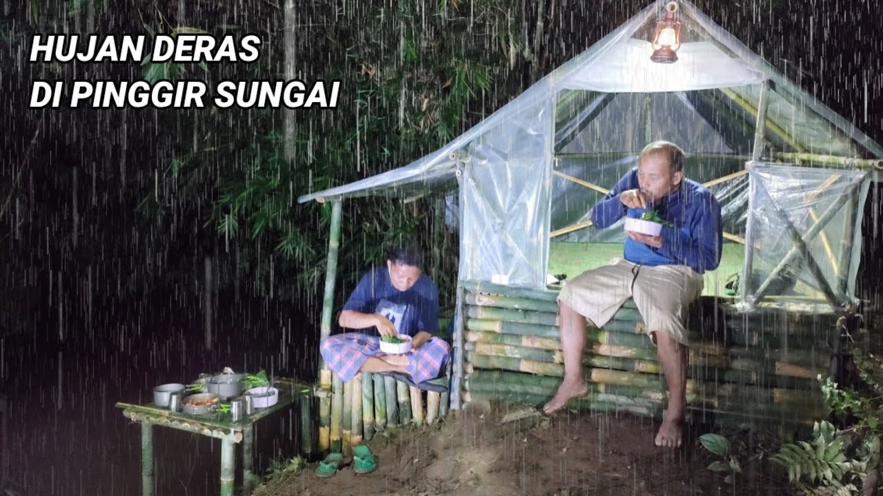 diguyur hujan deras bermalam di cabin plastik bambu pinggir sungai, relaxing rain sound