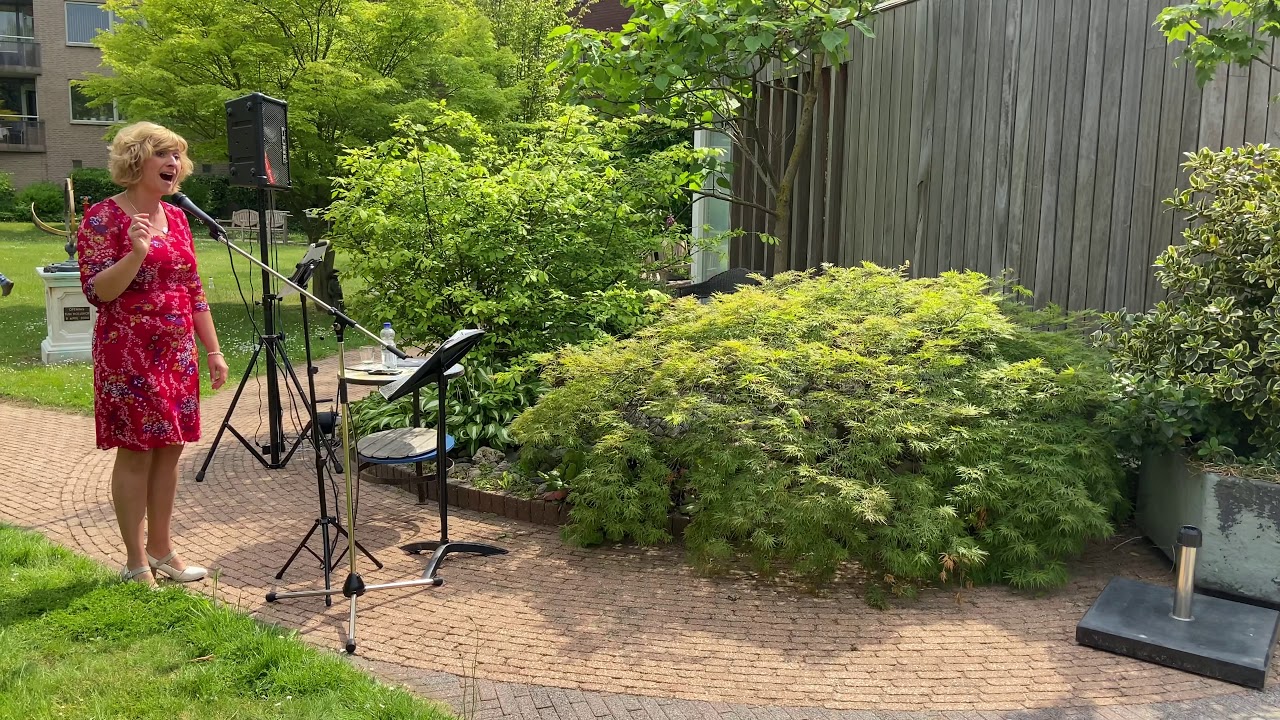 Samen zingen bij bijzonder optreden van Heidi Pittie bij Sevagram, zorgcentrum Hollehof in Heerlen