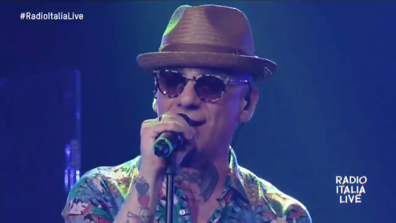 J-AX e Fedez - Musica del cazzo sul palco di #RadioItaliaLive