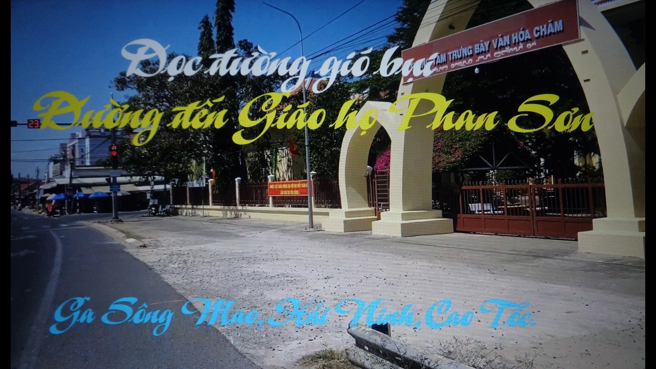 Dọc đường gió bụi.Đường đến nhà thờ Phan Sơn của người Raglai,K'ho,Chăm,Nùng.giáp núi khô cằn.