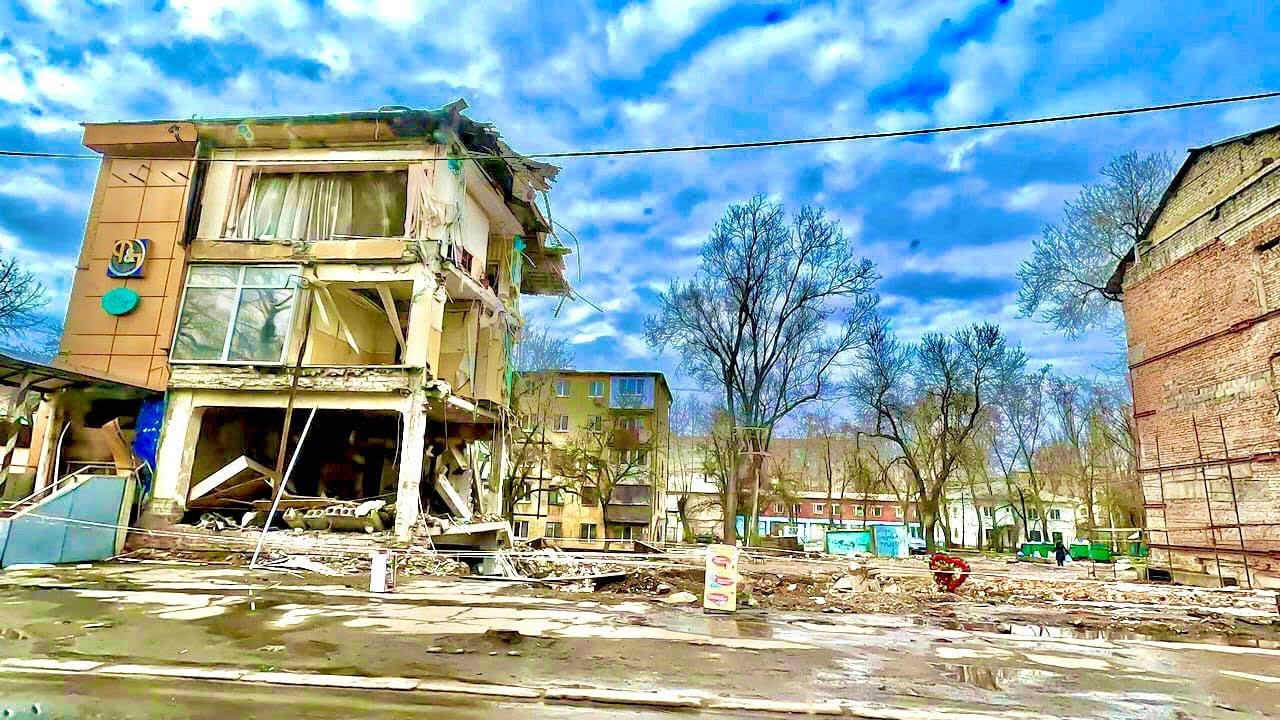 ЖИЗНЬ в ДОНЕЦКЕ! Сколько ЛЮДЕЙ в ЦЕНТРЕ ГОРОДА? Контрасты между районами, Макеевка. ЦЕНЫ 2023.