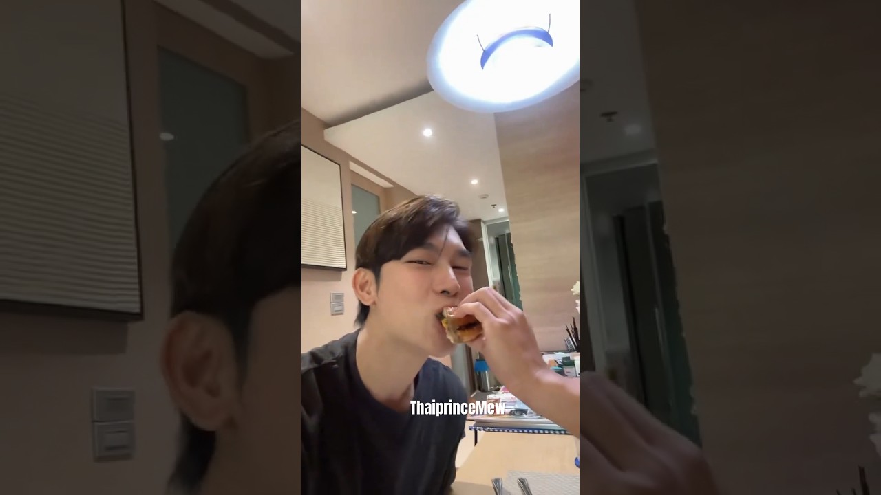 TOO CUTE TUL FEEDING MEW💕💕💕 #mewsuppasit #tulpakorn #mewtul #love #popular #viral