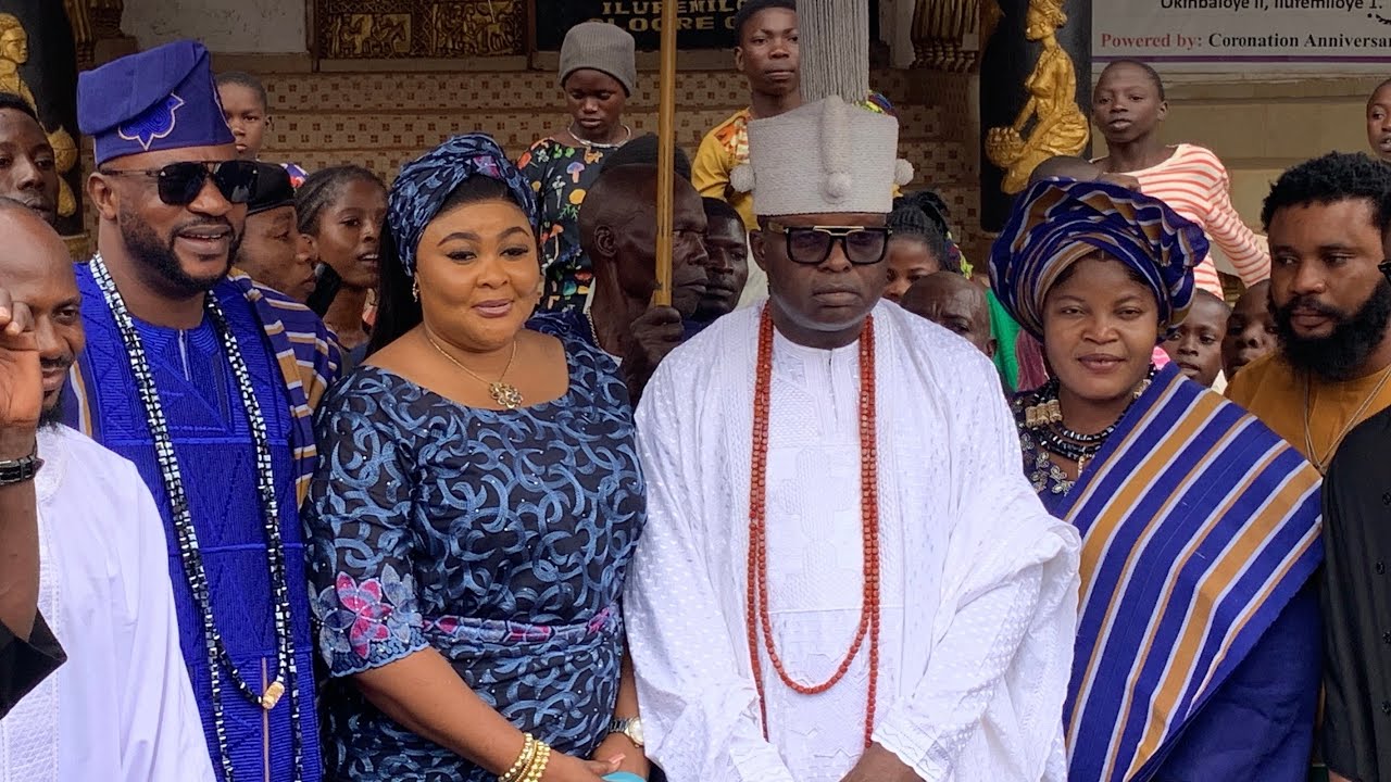 SEE WHAT OBA EKITI DID TO ODUNLADE ADEKOLA THAT MAKE HIM GOT EMOTIONAL@ HIS LATE DAD’S FINAL BURIAL 