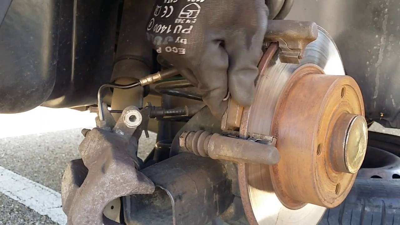 Cómo Cambiar las Pastillas de Freno Traseras de nuestro Coche. How to Replace the Rear Pads DIY