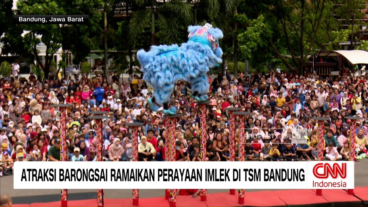 Atraksi Barongsai Ramaikan Perayaan Imlek di TSM Bandung