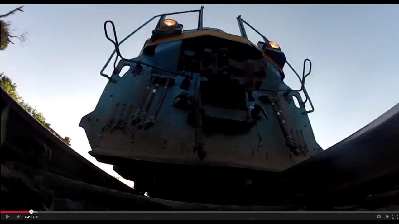 Trem de carga passando por cima da câmera GoPro Hero3