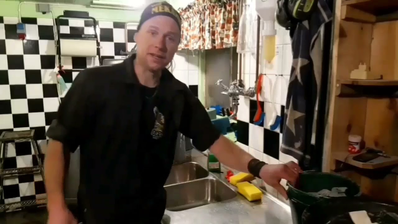 Mjölkning av kor vintertid.