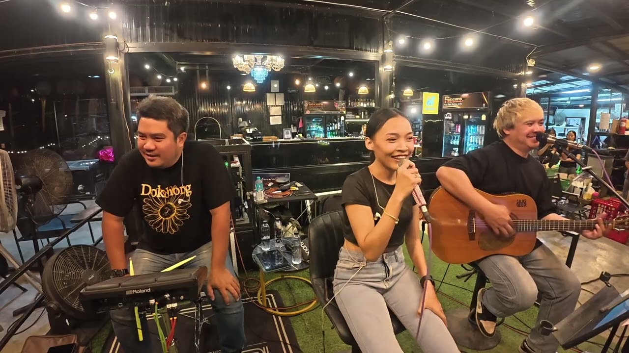 ดนตรีสดร้านเหล้า เพราะๆฟังต่อเนื่อง วงดนตรีร้าน ฮักผาม่าน  by Hug Music