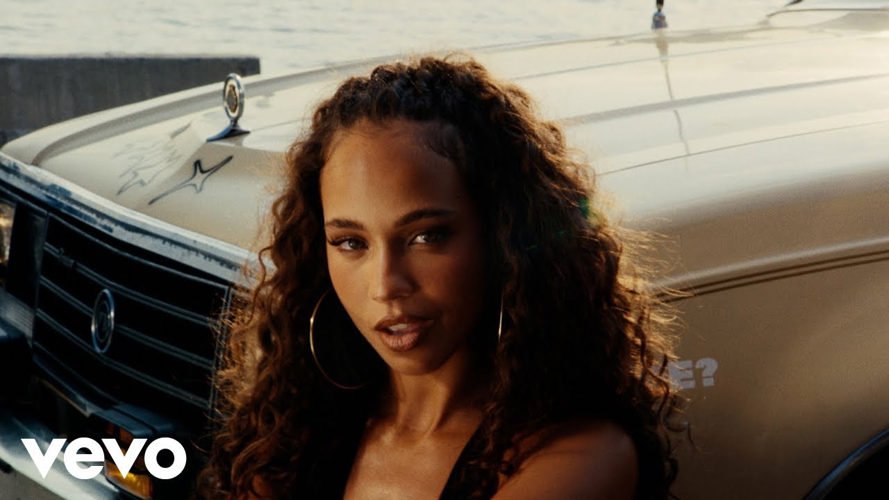 Mar&iacute;a Isabel - Bien Bien (Official Video)