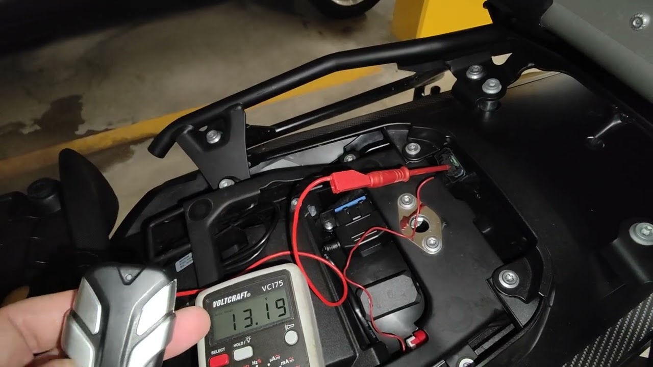 Voge DS900X Stecker im Heck entdeckt