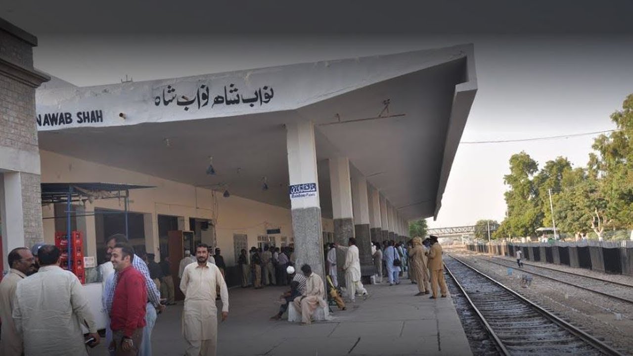 16DN - Karachi Express arriving at Nawabshah railway station