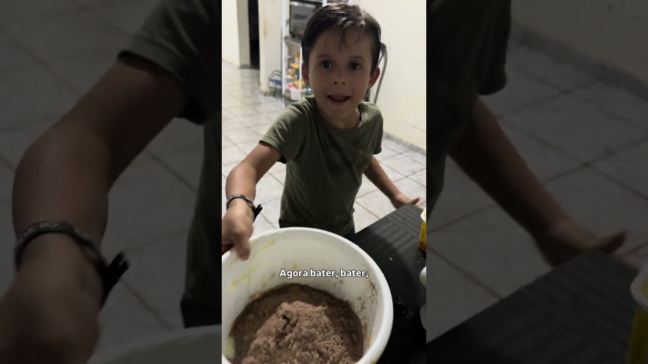 Hugo mini chefe na cozinha (fazendo bolo de chocolate hummmmmm) 
