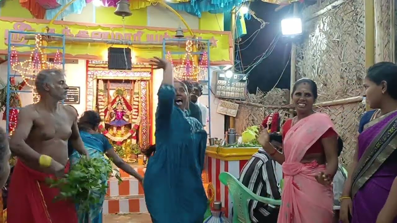 சங்குபுரம் சக்திபாலன் கும்மிபாடல் நிகழ்ச்சியில் அம்மன் பிறப்பு மற்றும் சாமியாட்டம்