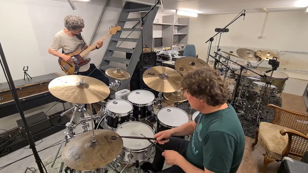 Drums & Bass - 'free funk' session - improvised various funky grooves (70's Jazz Bass & Tama drums)