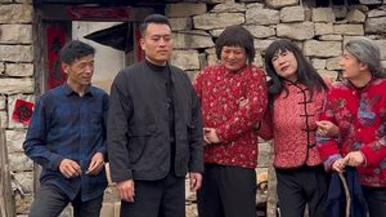 家人们，桂枝身子被传成占了，桂枝想给传成剪掉，婆媳关系，第十八集。 作者声明：虚构演绎，仅供娱乐＞