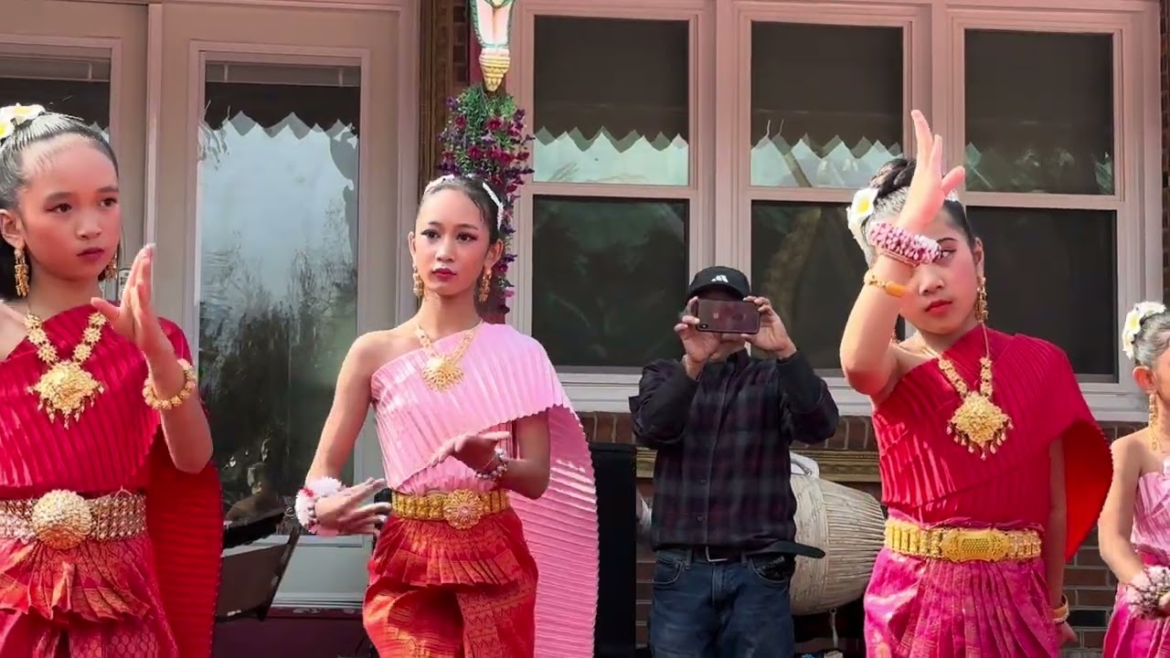 Cambodian American kids dancing Khmer classical dance. 