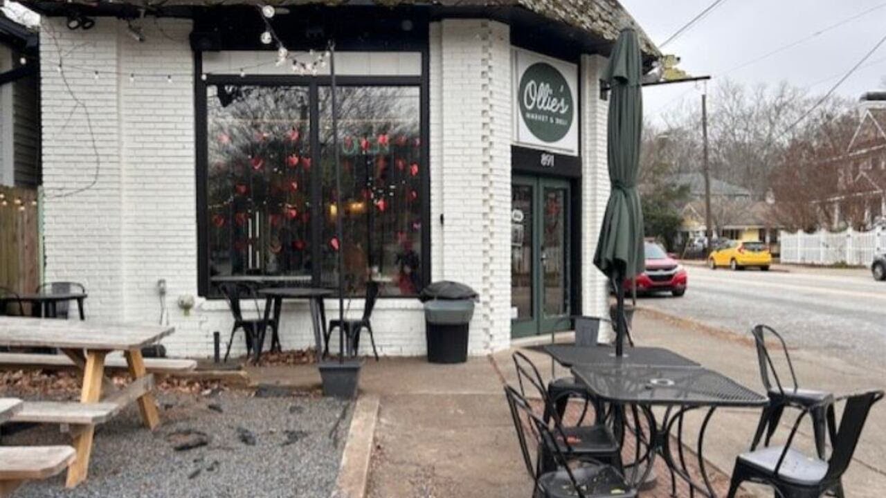 Atlanta residents warm up at corner market as snow falls
