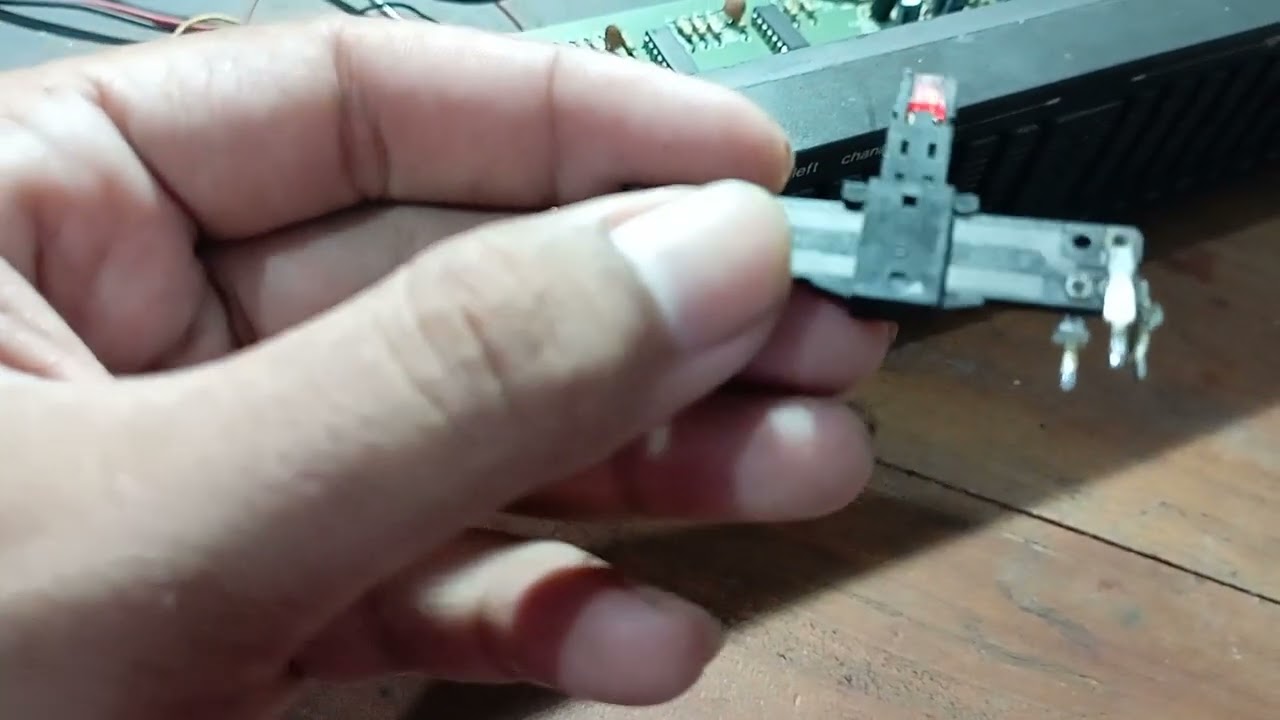 SERVIS STEREO GRAPHIC EQUALIZER EQ-20 SI Gejala Bunyi Kresek kresek ANEH AF-035M HI-FI