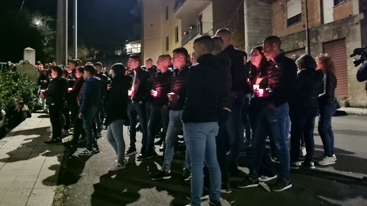 Fonni, fiaccolata silenziosa per ricordare i quattro ragazzi morti in incidente stradale
