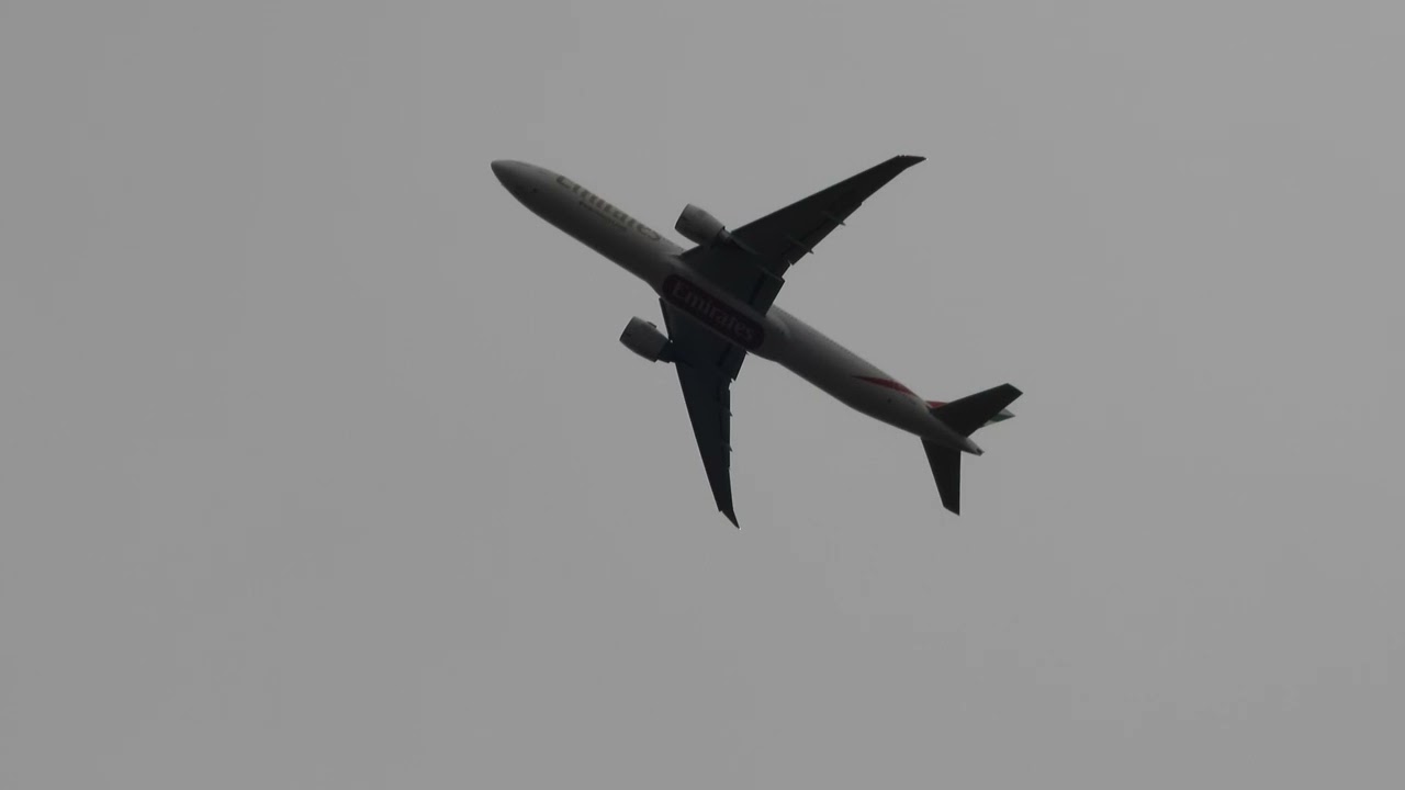 Emirates B777-31H(ER)A6-EPM/BUD-DXB/