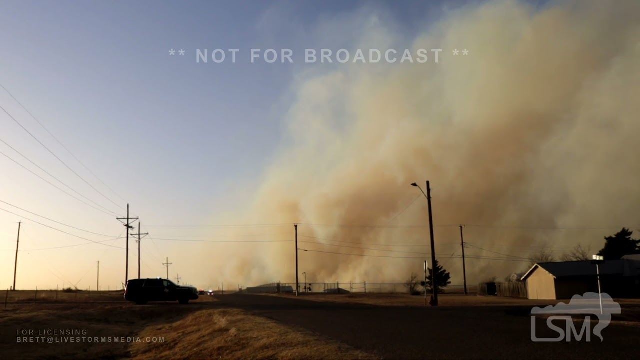 12-15-2021 Skellytown, TX - 23k acre fire reaches streets of town. Evacs ordered.
