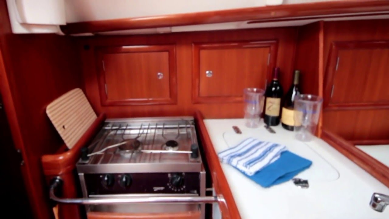 Beneteau 323 Video Walkthrough by Joe Zammataro at Preferred Yachts