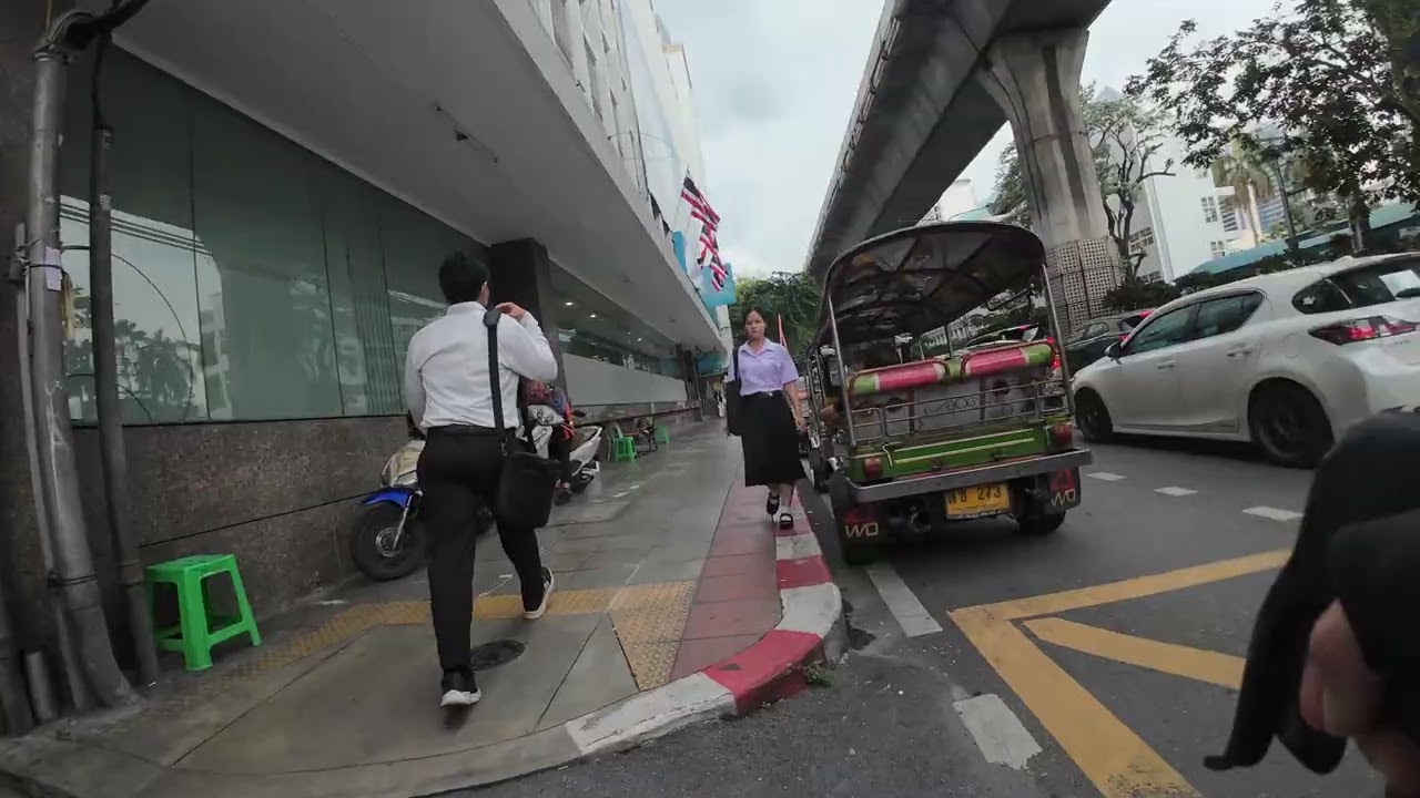 Bangkok traffic is INSANE - Ambient Bike Tour [4K HDR]