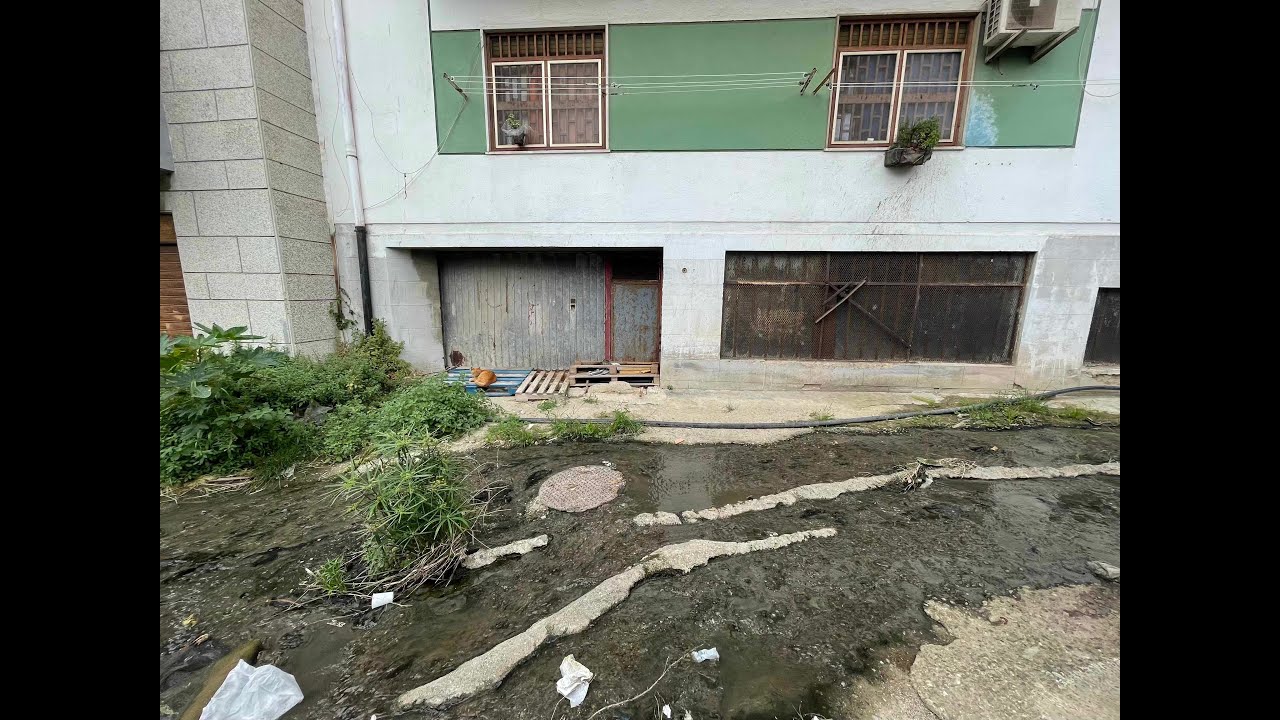 Fiume di fogna sotto le finestre: 