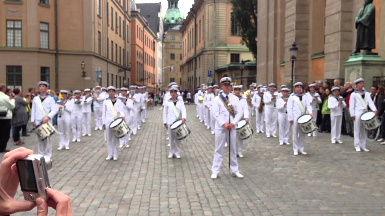 Marinens Ungdomsmusikkår spelar Göta signalregementes marsch (Svensk militärmarsch)