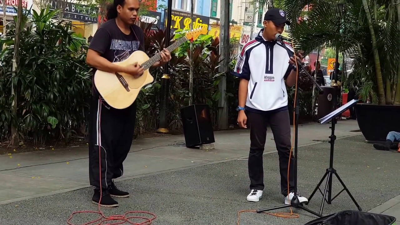 Ramai terpaku dengar suara bro dari sabah ni,memang power dgn sentuhan buskers-BUNGA ANGKASA