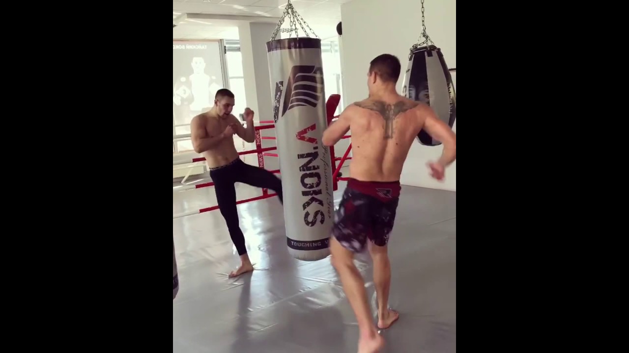 Training on V`Noks Gel 1.8 m punch bags